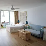 Апартаменты Cosy Sea View Free Wifi